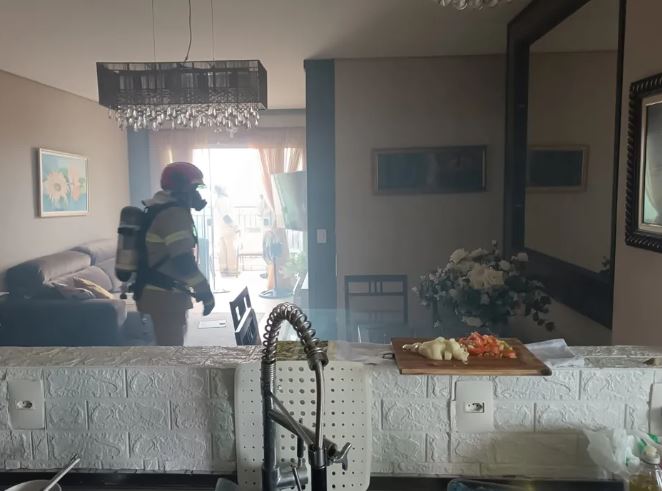 Homem esquece panela de feijão no fogão e causa incêndio em apartamento