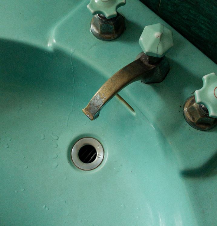 Moradores enfrentam quase 30 horas sem água após tubulação romper em Manaus