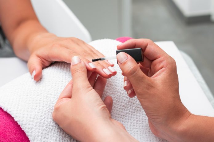 Justiça reconhece vínculo de manicure com salão de beleza em Manaus