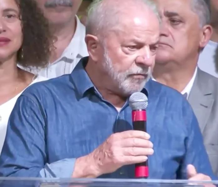Em primeiro discurso, Lula diz que combate à miséria é sua missão
