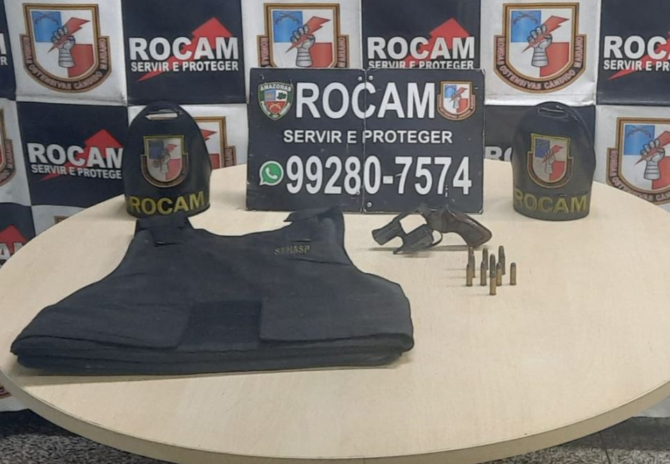 Assaltante é preso com colete balístico da SSP e arma em carro em Manaus