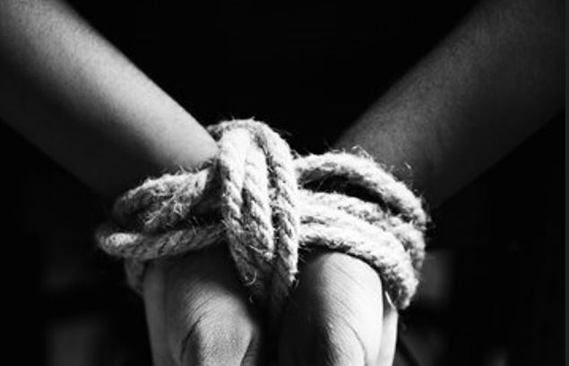 Mulher tenta estrangular marido durante 'fetiche sexual'