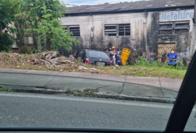 Motorista perde controle e cai em barranco durante acidente em Manaus