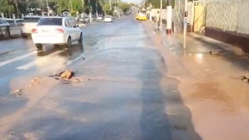 Vazamento faz água invadir avenida e complica trânsito em Manaus 