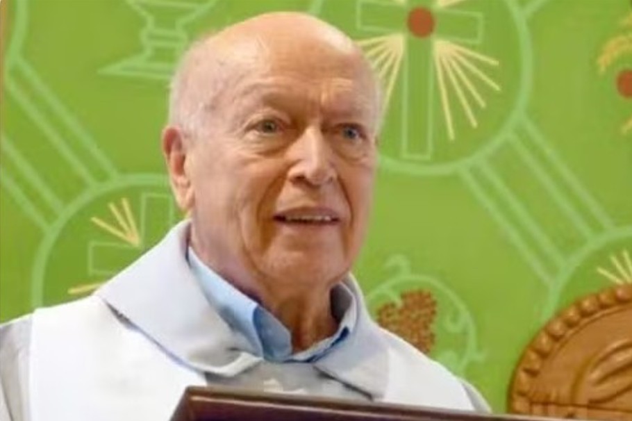 Padre de 103 anos morre enquanto rezava a "Ave Maria" em igreja