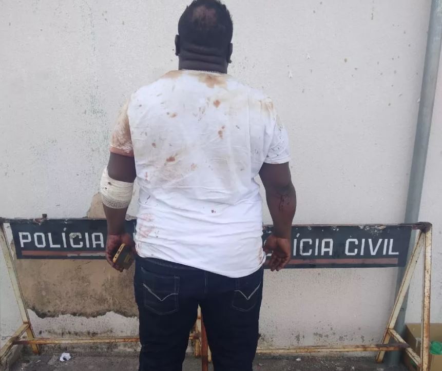 Endiabrado, homem incendeia casa e esfaqueia esposa e outras seis pessoas