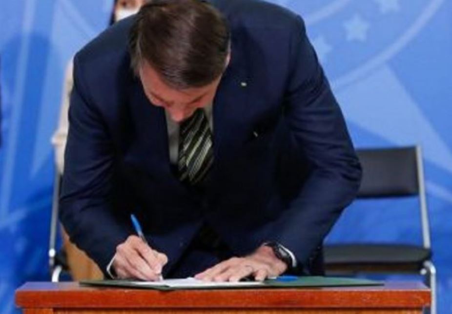 Bolsonaro sanciona mudanças na Lei de Improbidade Administrativa