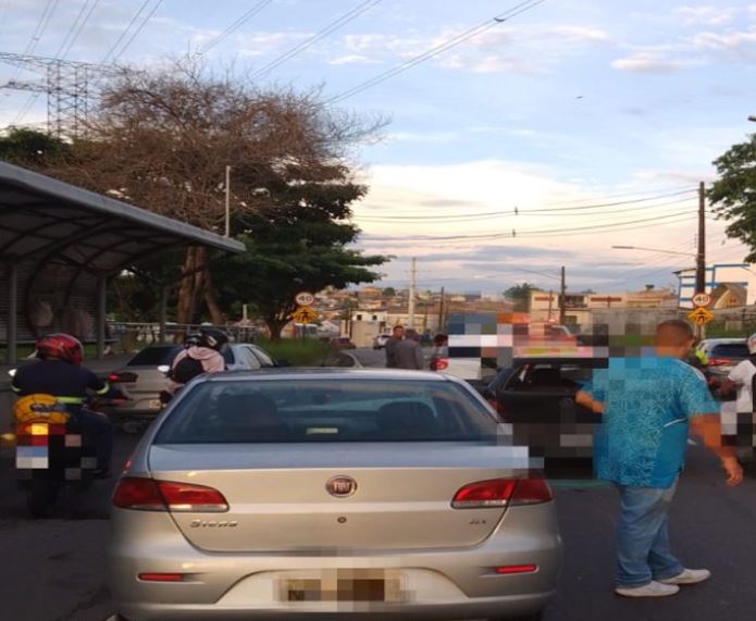 Acidente deixa trânsito caótico na Avenida das Torres 