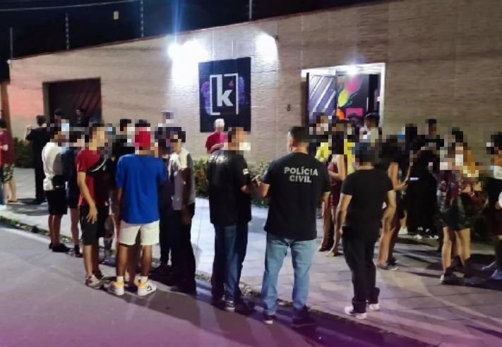 Polícia fecha K4 Lounge lotada de adolescentes embriagados, em Manaus