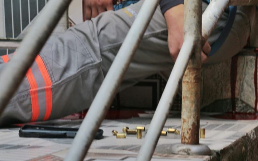 Eletricista é perseguido e executado na escada de vila em Manaus