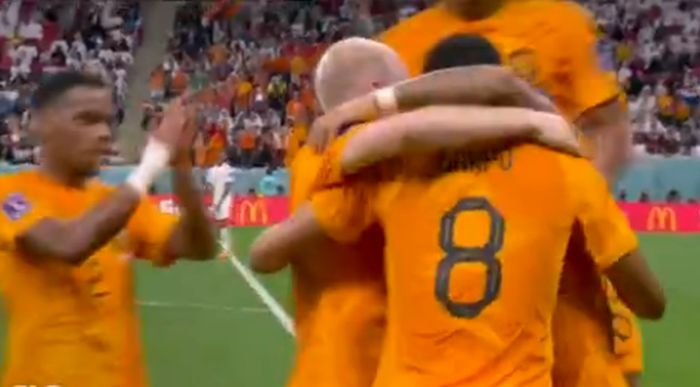 Holanda perde pênalti, mas supera Grécia no fim e renasce por vaga na Euro