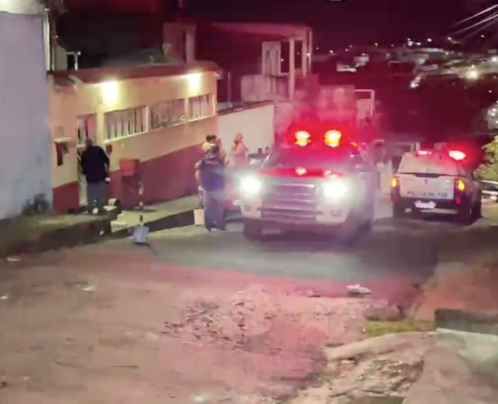 Moradores ouvem tiros e encontram homem agonizando em rua de Manaus