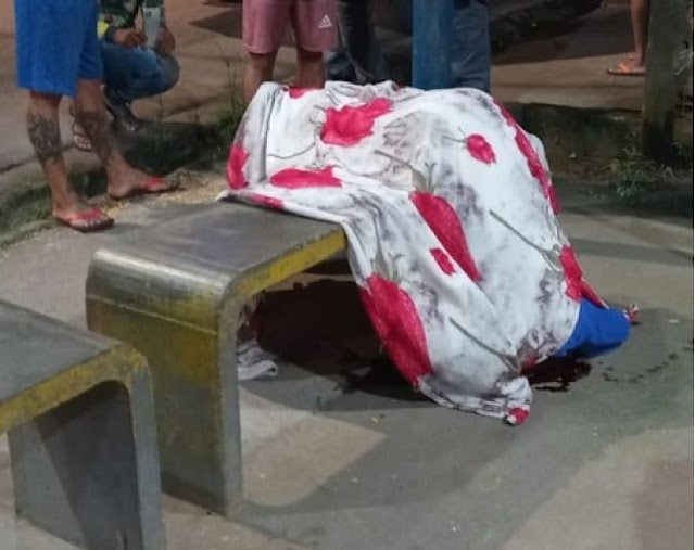 Homem é morto em parada de ônibus em Manaus