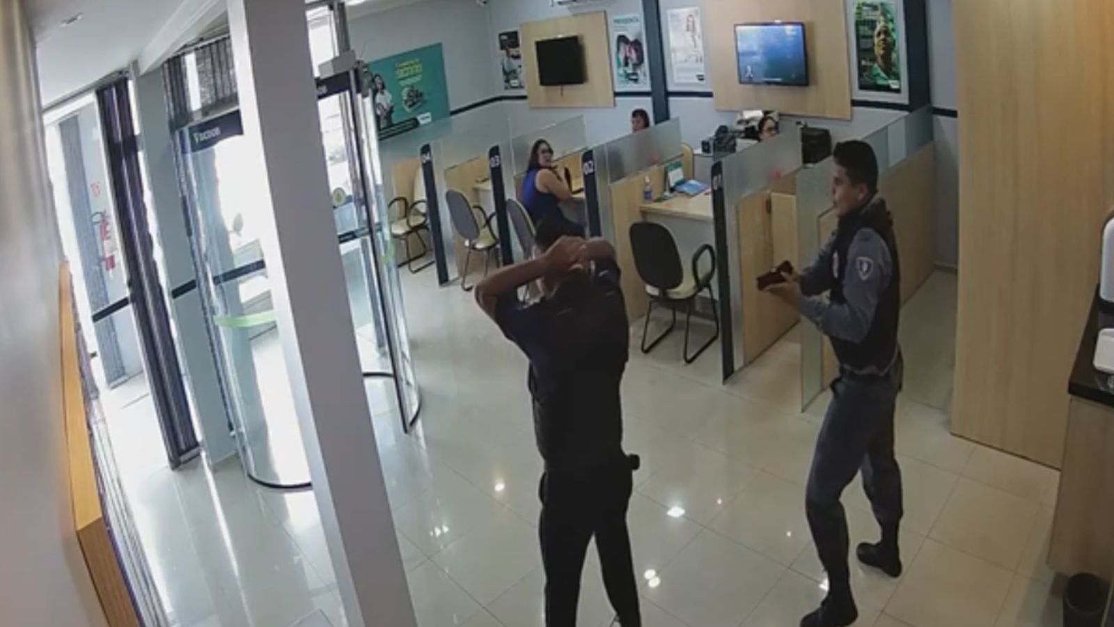 Homem disfarçado de PM anuncia assalto em agência financeira 