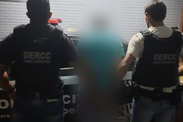 Homem é preso após ameaçar divulgar 'nudes' de professora na internet