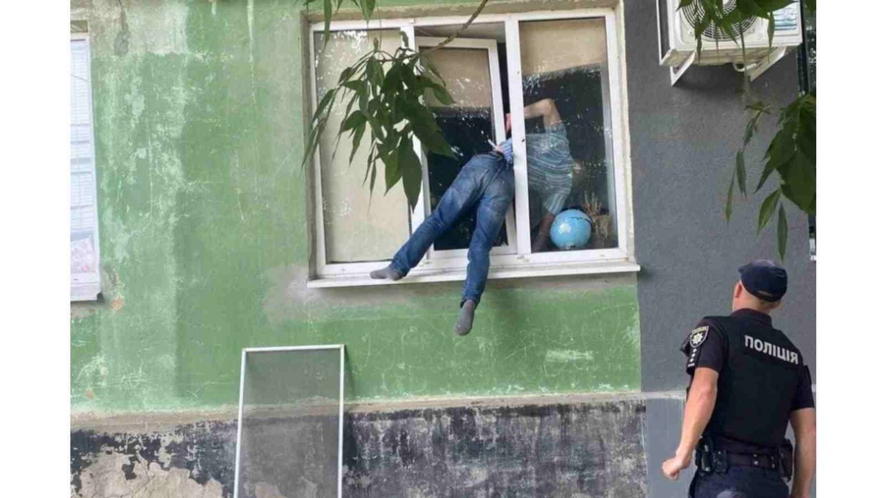 Homem bêbado fica preso em janela de ex e quase morre