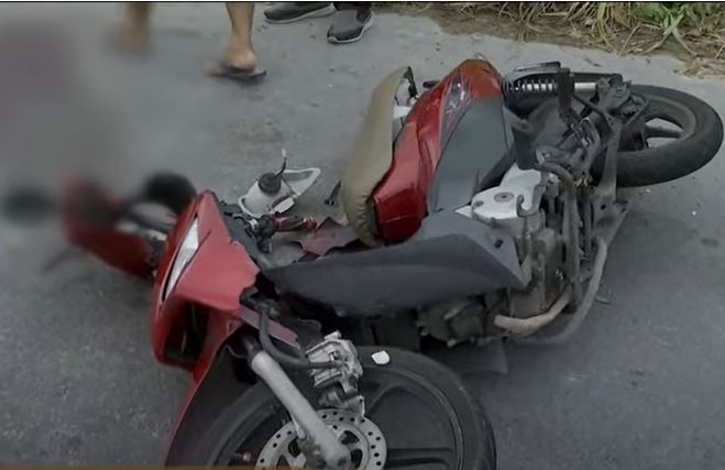 Mulher morre após motocicleta colidir de frente com ônibus em Manaus