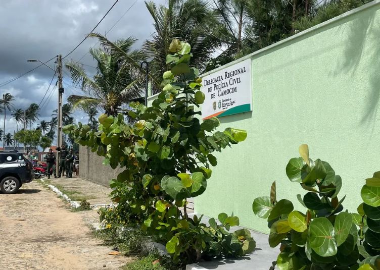 Policial Civil mata 4 colegas a tiros em delegacia e usa viatura em fuga