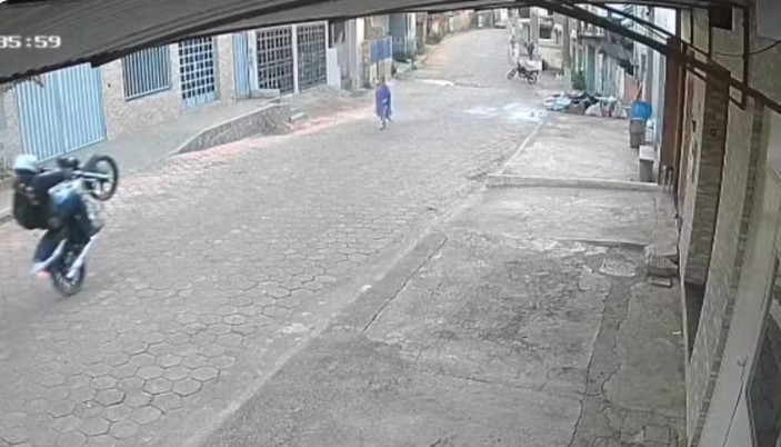Motociclista mata idosa ao dar 'grau' em rua em MG