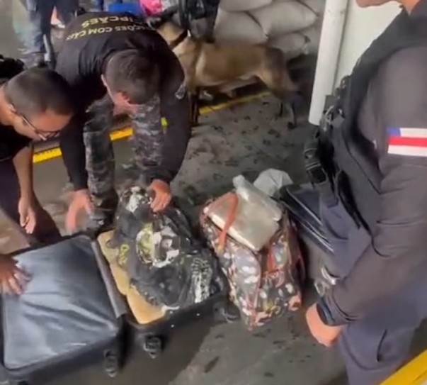 Malas com quase 50 quilos de drogas são encontradas em barco no Amazonas