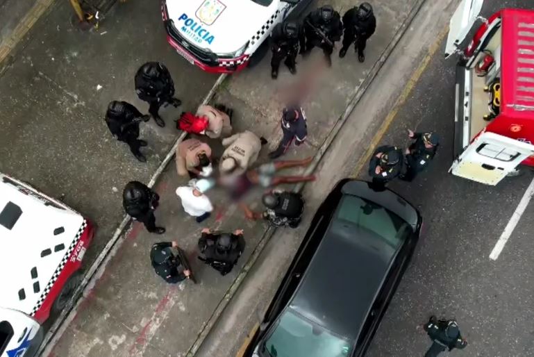 Homem liberta mulher e se esfaqueia após 17 horas de sequestro