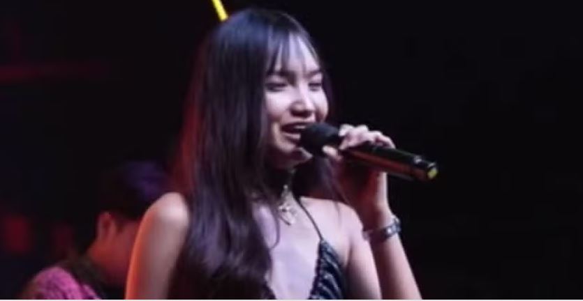 Cantora famosa morre após complicações em sessão de massagem