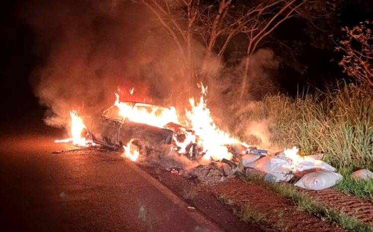 Traficante incendeia carro repleto de drogas após sofrer acidente na BR-376