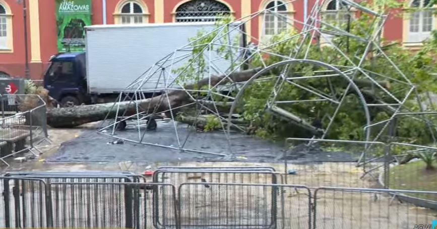 Temporal faz árvore desabar sobre Cápsula da Ciência no Centro de Manaus
