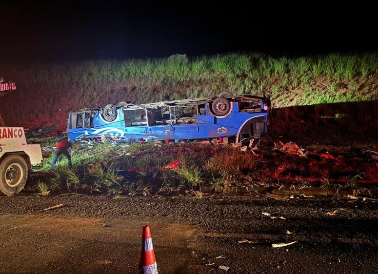 Seis trabalhadores morrem e 45 ficam feridos após ônibus tombar na BR-153