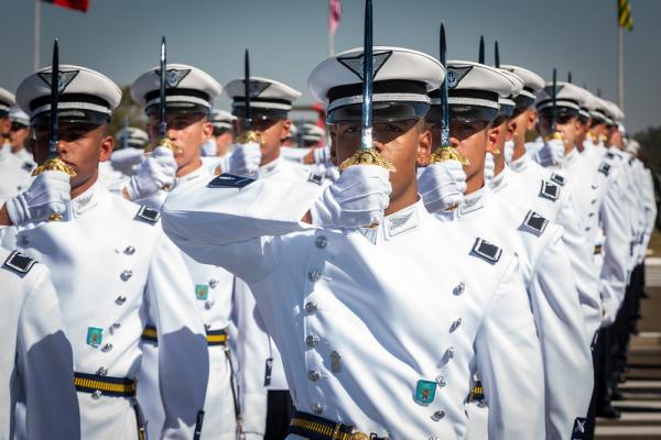 FAB abre processo seletivo com 50 vagas para formar oficiais