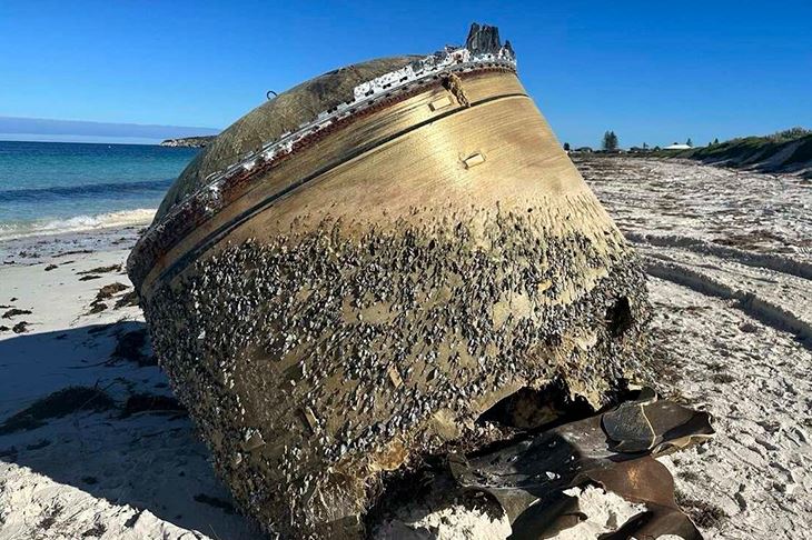 Praia é interditada após o encontro de objeto misterioso vindo do espaço