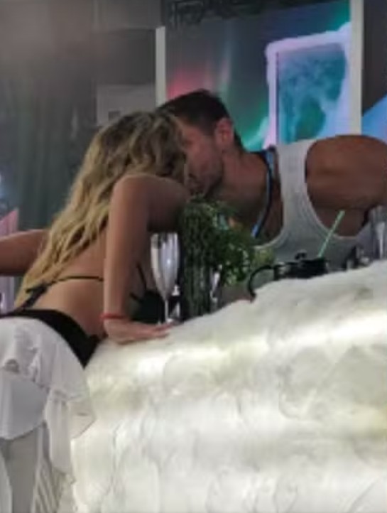 BBB 26: Jonas e Samira trocam beijo durante festa e movimentam a casa