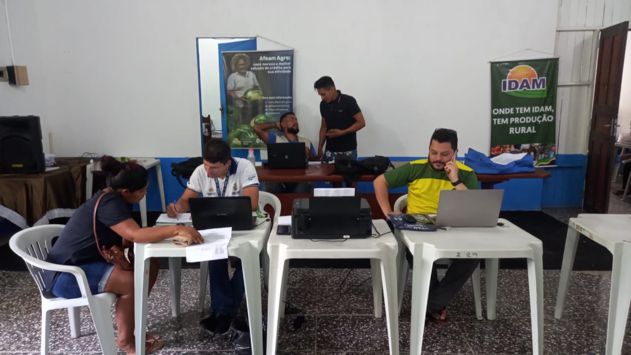 Pescadores recebem R$ 21 mil em crédito rural durante ação do Idam