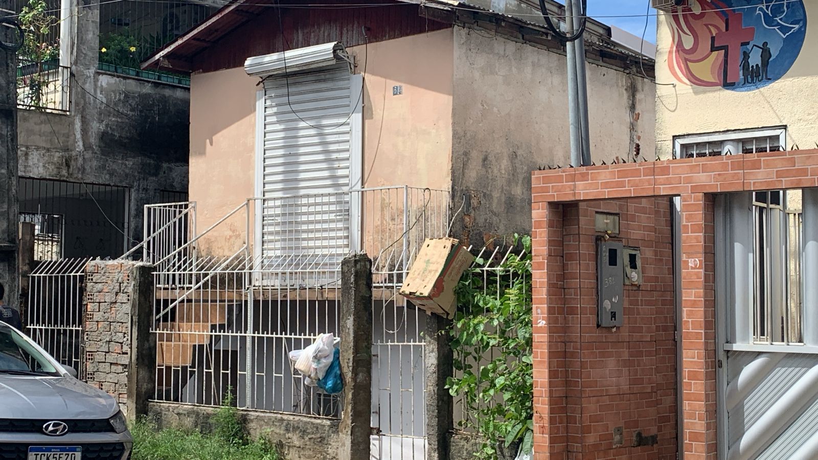 Homem é assassinado a facadas em casa abandonada na Compensa