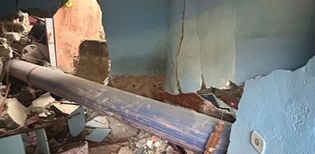 Idosa morre esmagada dentro de casa por cano que caiu de caminhão