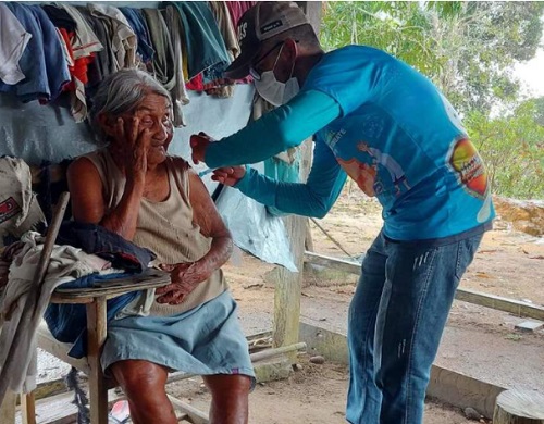 Idosa de 105 anos é vacinada contra Covid-19 no Amazonas 
