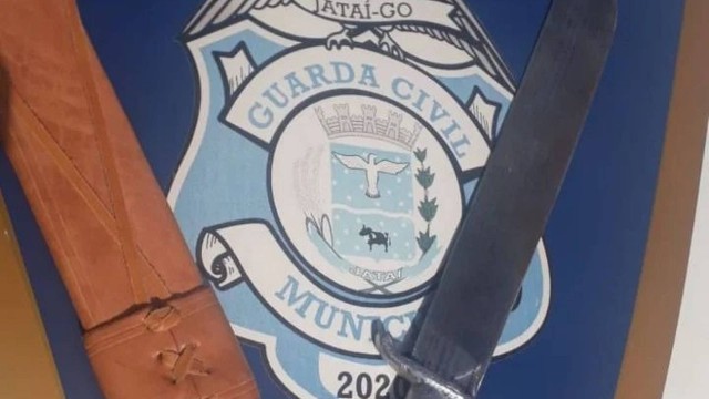 Com facão, idoso ameaça funcionários de farmácia por falta de remédio