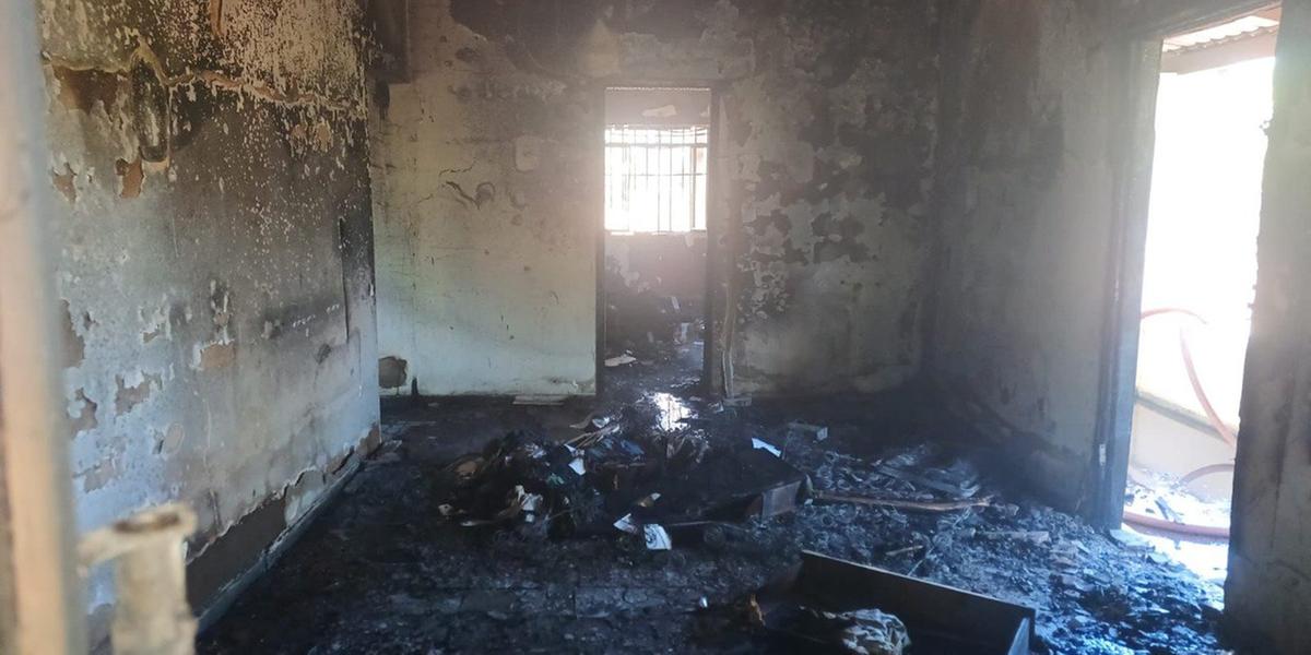 Idoso incendeia própria casa ao tentar matar aranhas