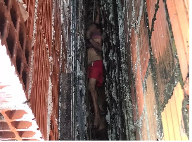 Idoso fica preso entre muros após cair de telhado de casa