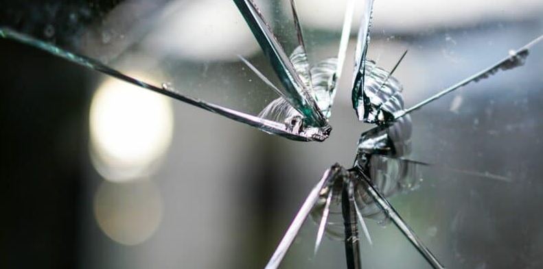 Aluno fica com rosto ferido por estilhaço de janela em escola de Manaus