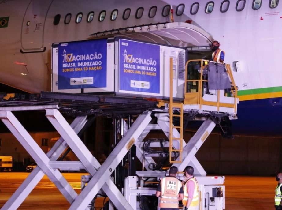 Fiocruz recebe mais um carregamento de insumos para produção de vacina