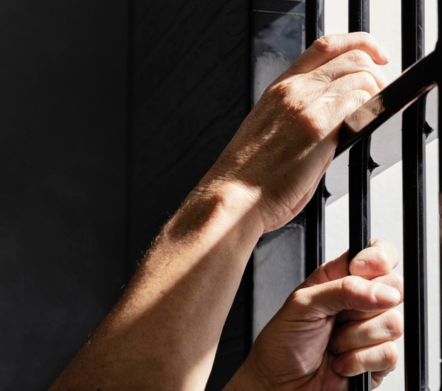 Foragido corre ao ver a viatura, mas acaba preso no Tancredo Neves