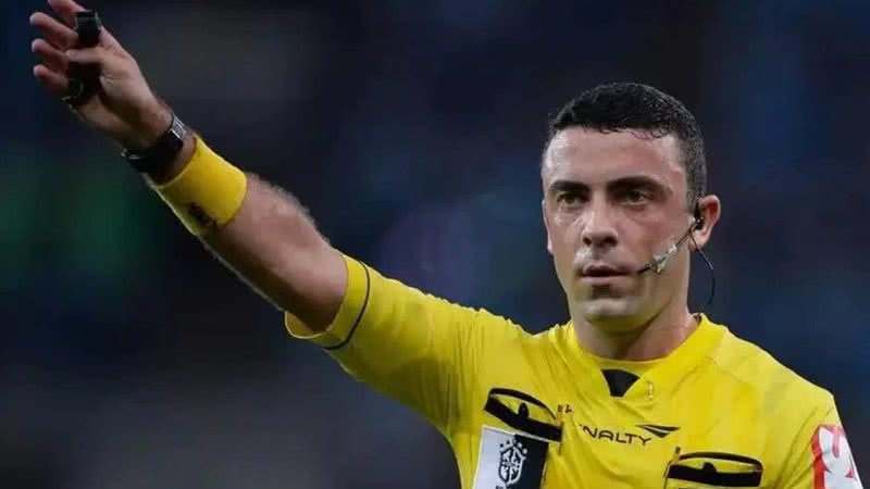 Árbitro Fifa deixa jogos do Brasileirão para ser VAR no mundo árabe