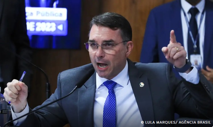 Ibovespa tem maior queda desde 2021 com pré-candidatura de Flávio Bolsonaro revertendo início de mês positivo