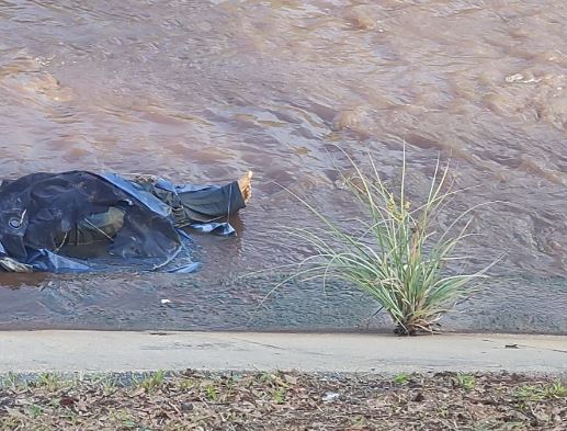 Enrolado em lona, corpo de homem é achado dentro de igarapé em Manaus