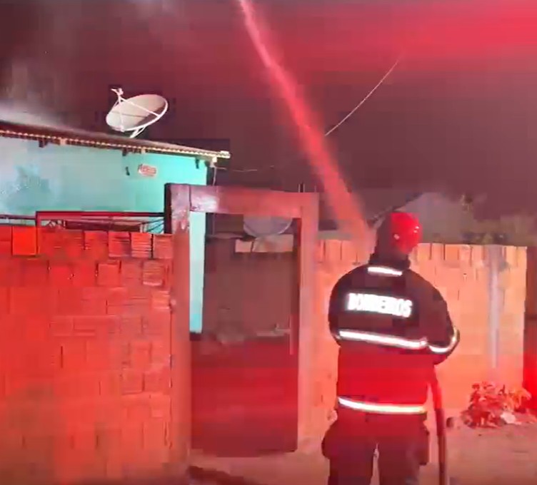 Curto-circuito causa incêndio e destruição em casa em Itacoatiara