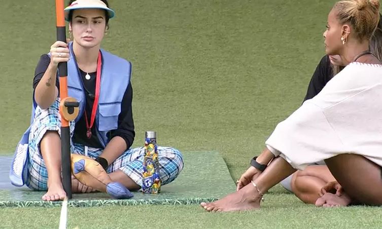 Larissa diz que colar religioso caiu ao falar com sister no BBB: 'Por Deus'