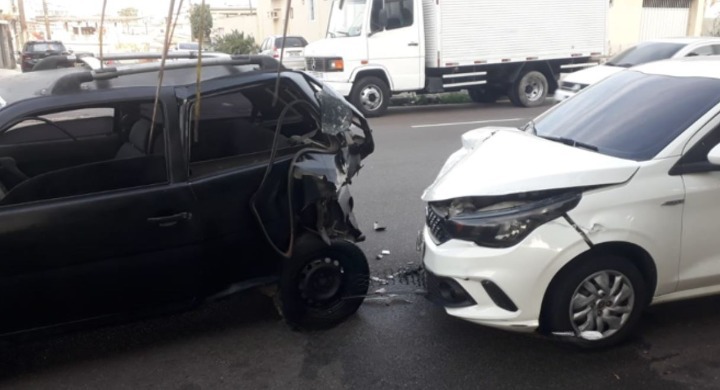 Carros ficam destruídos em acidente em avenida de Manaus