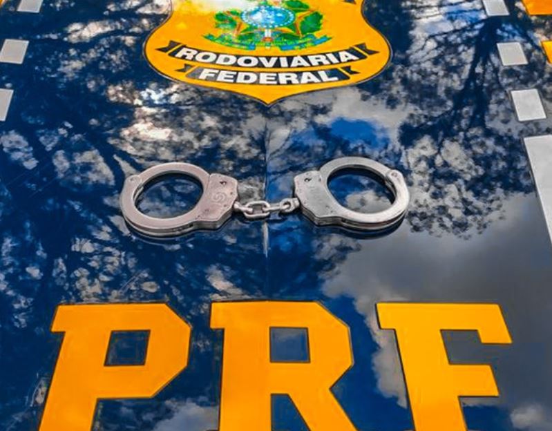Motociclista e passageiro de ônibus foragidos são presos pela PRF