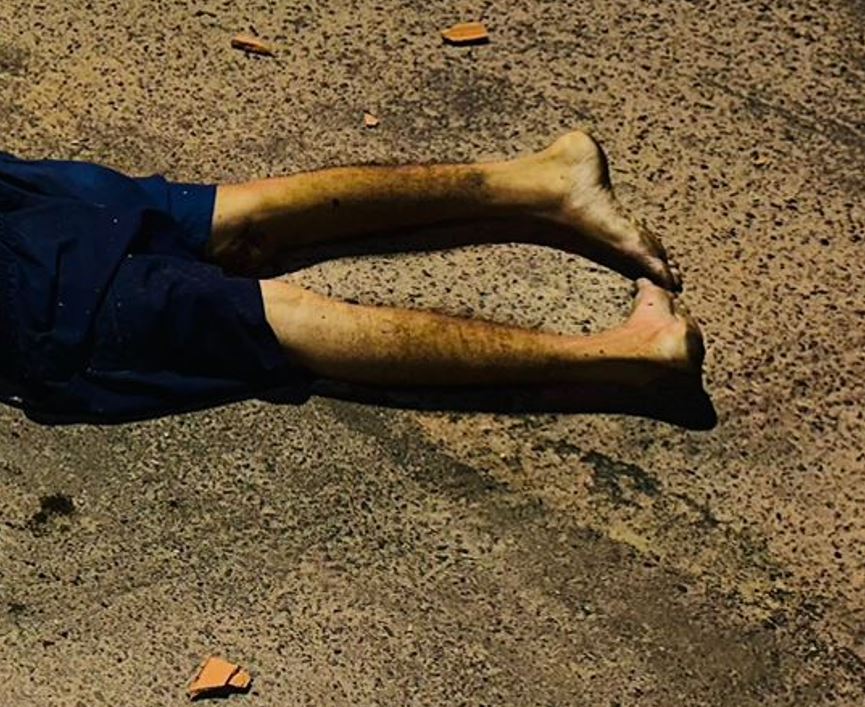 Homem morre ao ter cabeça esmagada a pedradas e pauladas em Manaus 